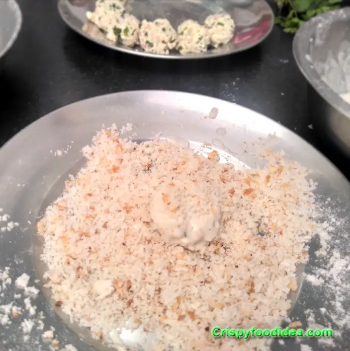 Paneer Recipe  put the balls in breadcrumbs one by one and make a nice coat