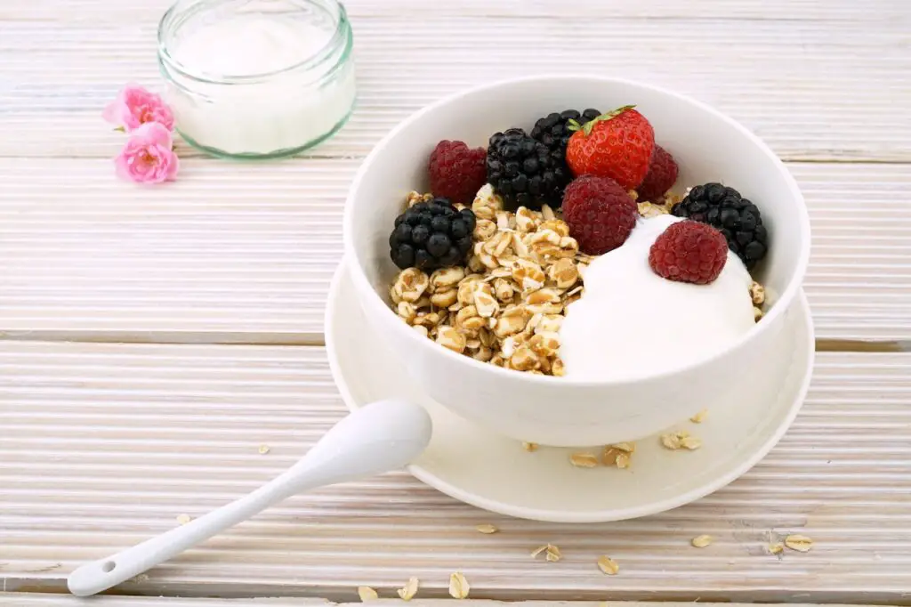 Oatmeal with Berries for Breakfast to maintain balanced diet